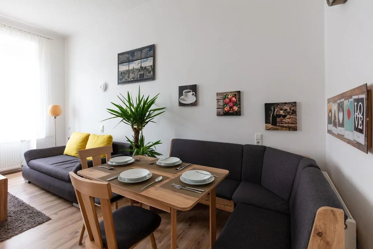 Sunny Renovated Apartment Close To Downtown Vienna
