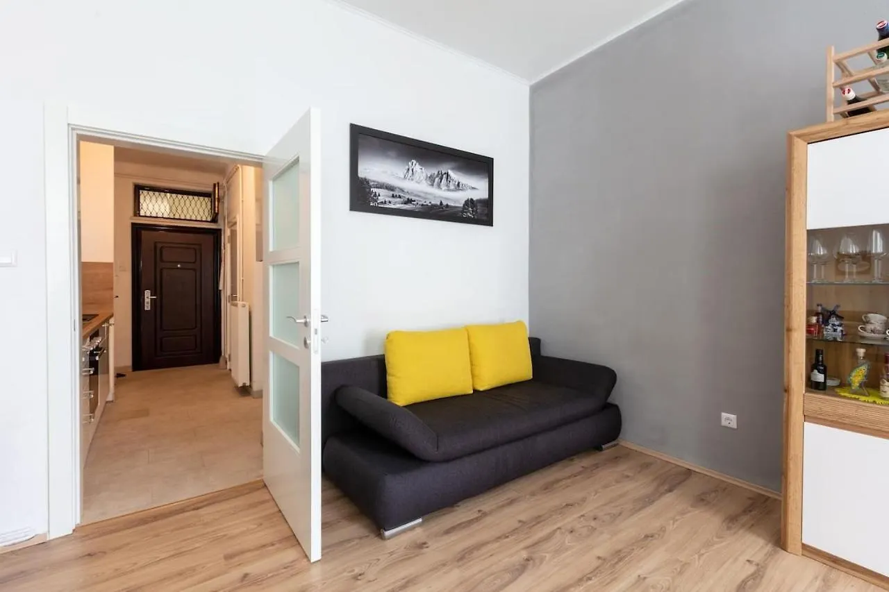 Sunny Renovated Apartment Close To Downtown Vienna
