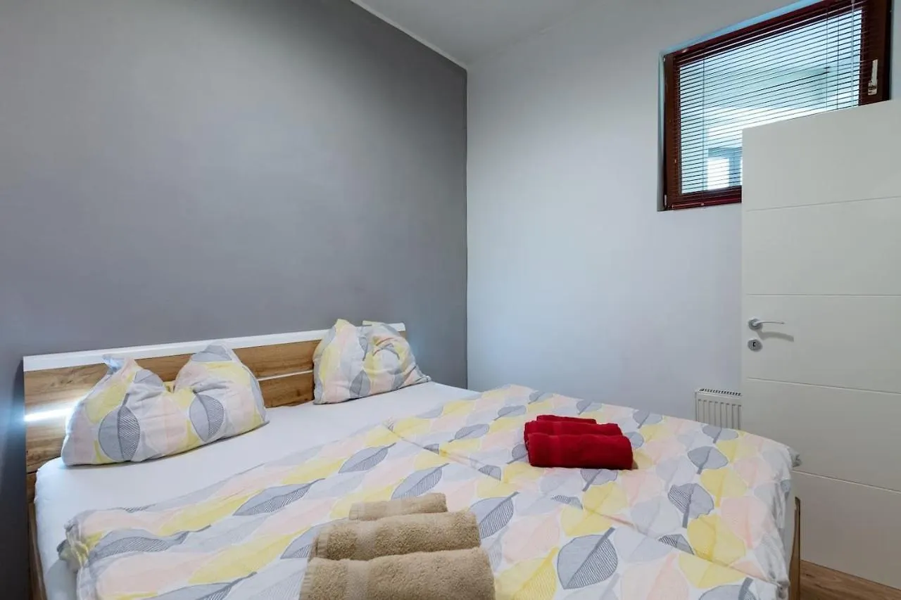 Sunny Renovated Apartment Close To Downtown Vienna
