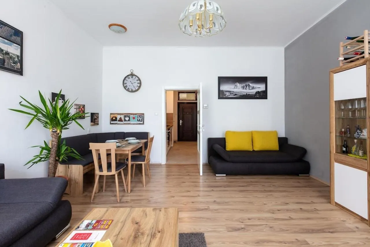Sunny Renovated Apartment Close To Downtown Wenen