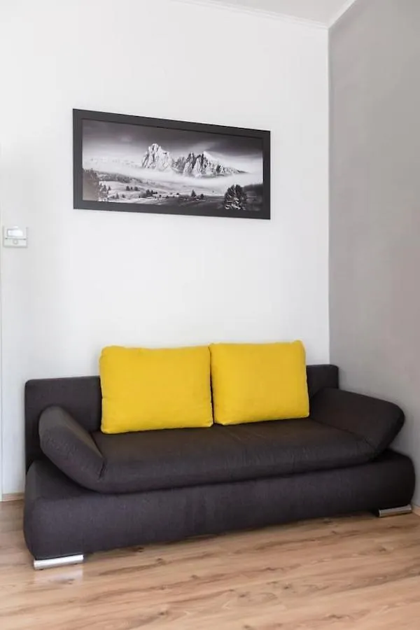 Sunny Renovated Apartment Close To Downtown Wenen