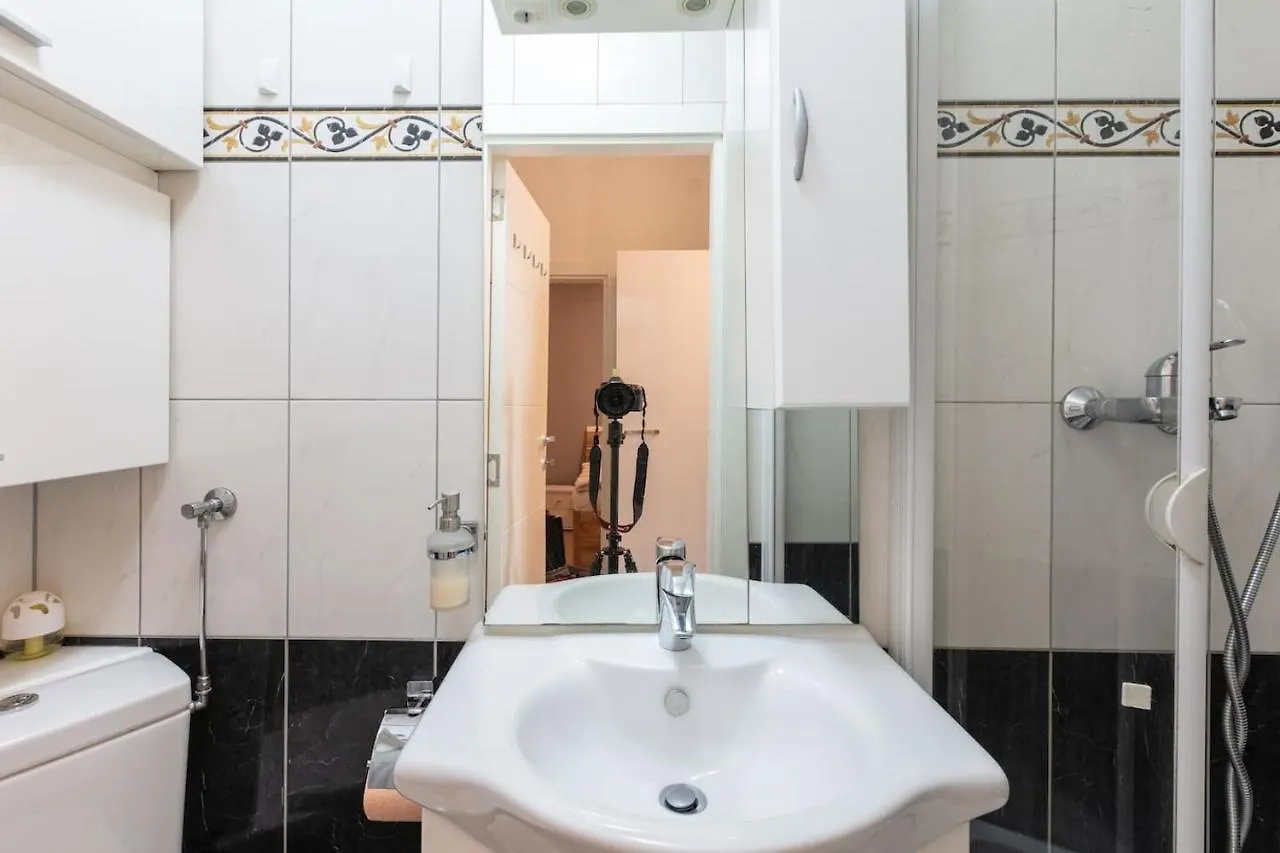 Sunny Renovated Apartment Close To Downtown Wenen 0*,  Oostenrijk