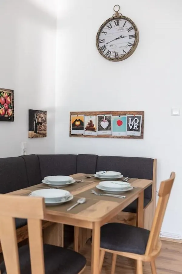 Sunny Renovated Apartment Close To Downtown Wenen
