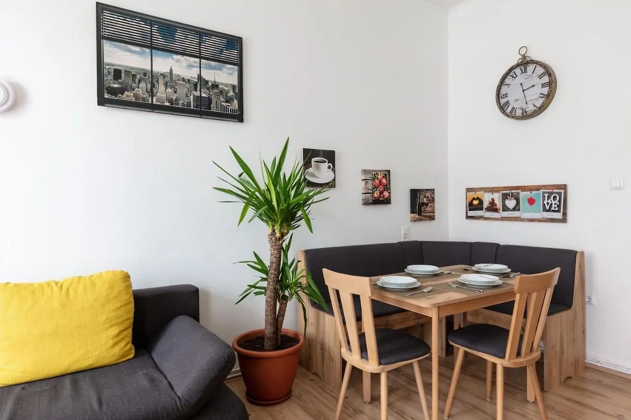 Sunny Renovated Apartment Close To Downtown Wenen
