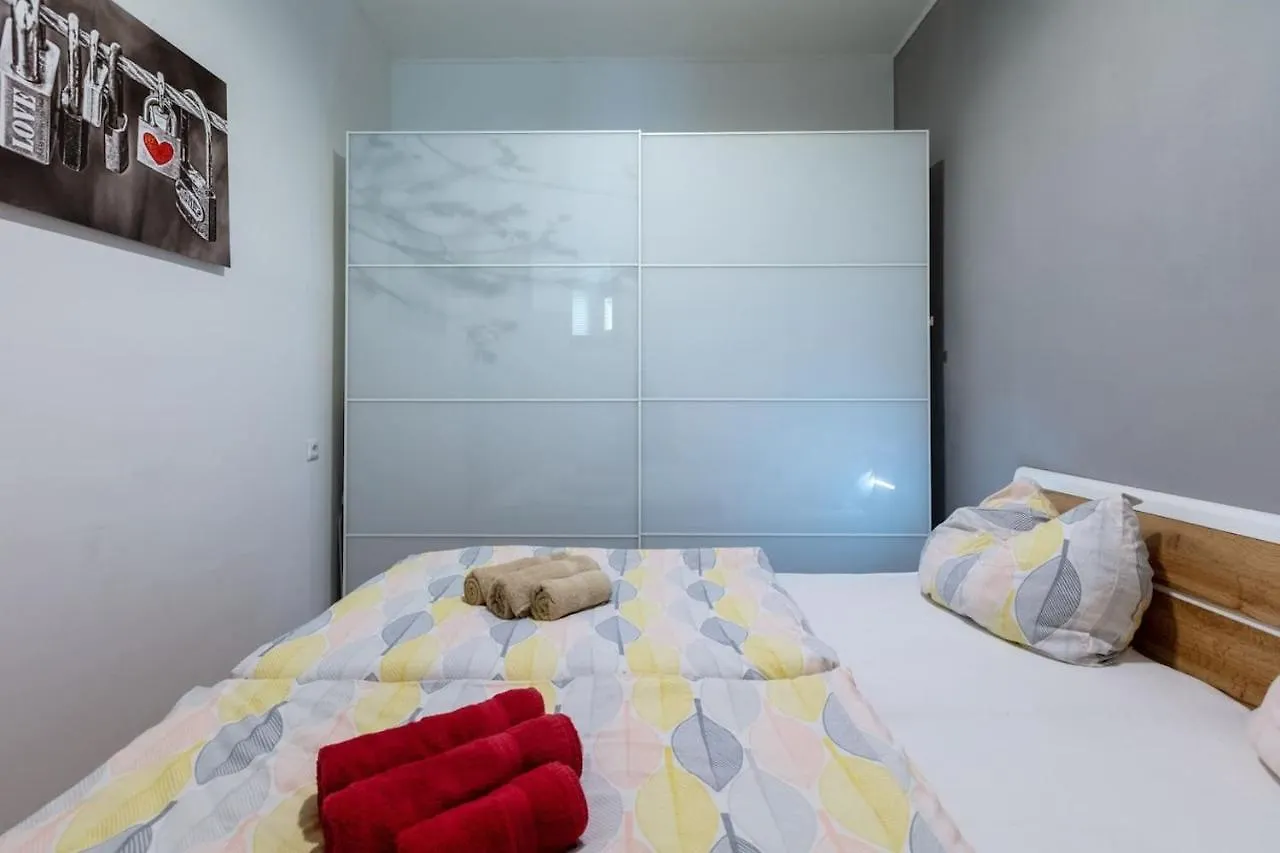 Sunny Renovated Apartment Close To Downtown Vienna