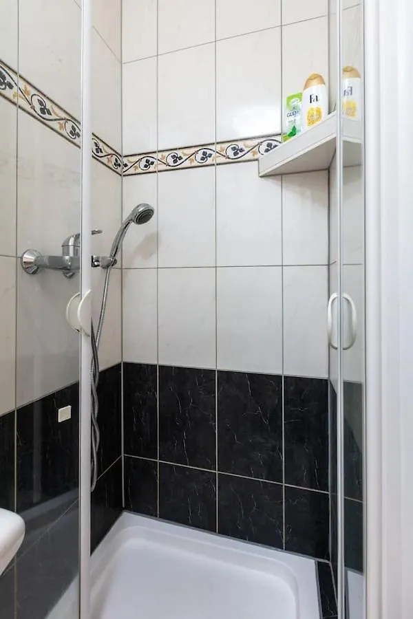 Sunny Renovated Apartment Close To Downtown Vienna